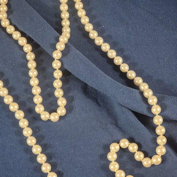 Chico's Extra Long 66" Flapper White Knotted Faux Pearl Unisex Eternity Necklace - Picture 10 of 16
